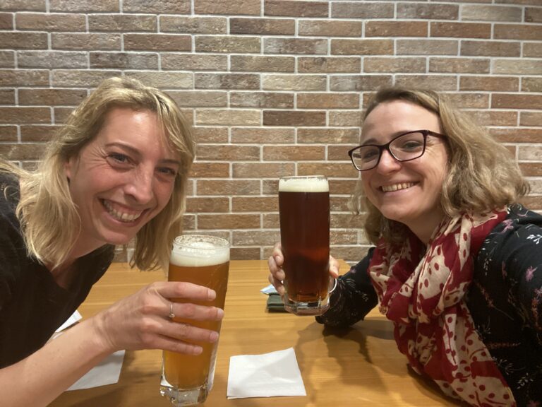 Zwei Frauen und zwei Bier am Flughafen Montreal
