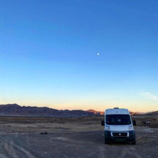 📍 Mojave Desert

Nach zwei Monaten Utah und roten Felsen ist es irgendwie seltsam, plötzlich von einer gänzlich anderen Landschaft umgeben zu sein.
Ein letzter Gebirgszug trennt den nordöstlichen vom südwestlichen Teil Nevadas und dann breitet sie sich aus: 81.000 Quadratkilometer groß und mitten drin liegt die quirlige Casinostadt Las Vegas. Am trockensten ist die Wüste im Death Valley. Hier werden auch die heißesten Temperaturen gemessen. Bis auf 56,7 Grad ist das Thermometer hier bereits geklettert!
Doch zur jetzigen Jahreszeit ist es tagsüber angenehm warm und nachts frisch. Ich lasse sogar mal kurz die Heizung laufen, als ich abends komplett alleine irgendwo in der Wüste vor Las Vegas in den Van klettere.
.
.
.
.
.
.
#mojave #mojavedesert #california #wüstentour #californialiving #desertcamping #campingdays #vanlifeusa #campervanadventures #panamericanhighway #weltenbummler #fernweh #reiselust #girlswhotravel #alleinereisen #zeitfürneues #veränderung #naturliebe #mutausbruch #chasingmemories #träumeleben #traudich #keinfilternötig #aufbruchstimmung