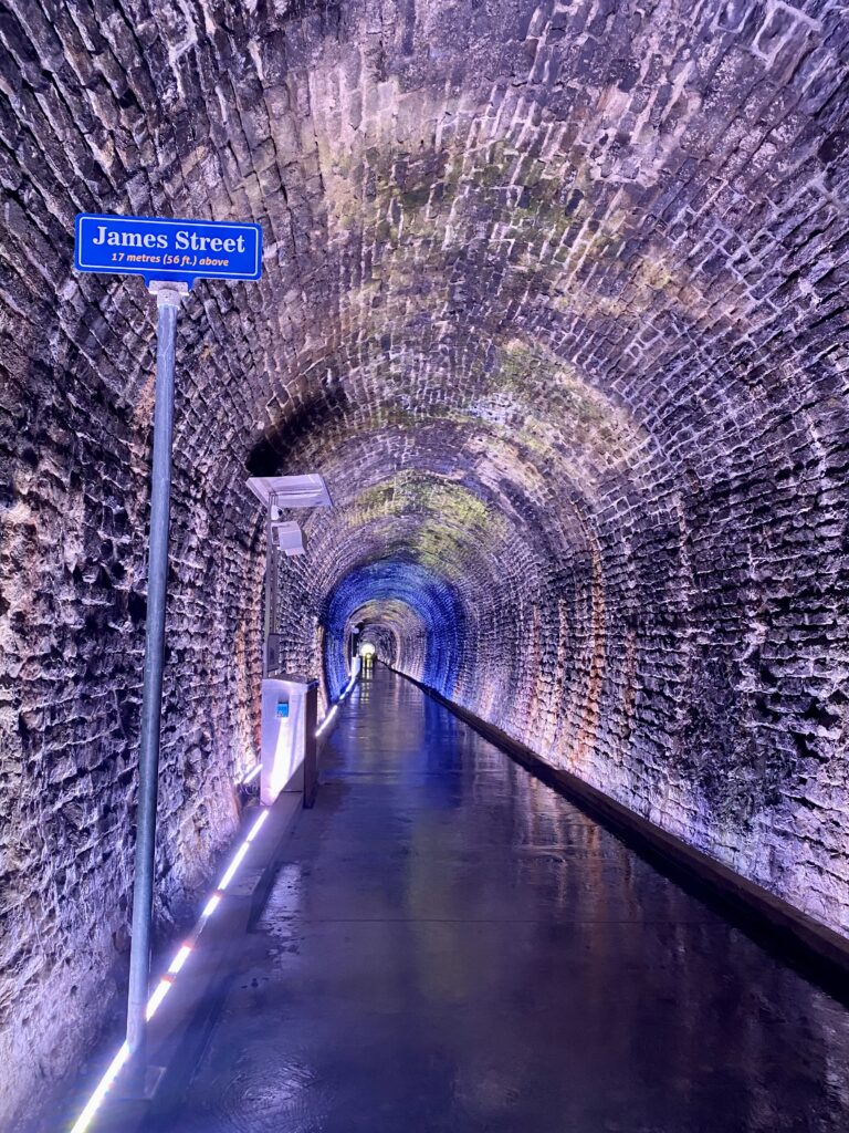 Der Eisenbahntunnel in blau...