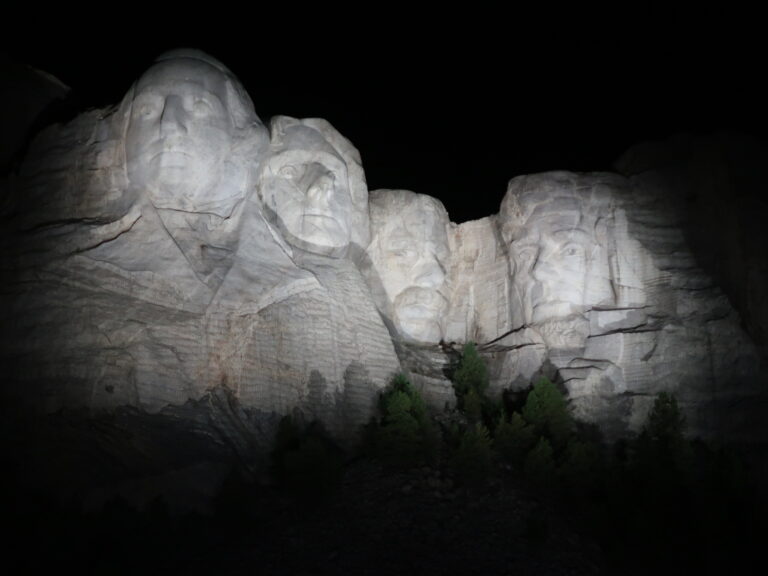 Mount Rushmore bei Nacht